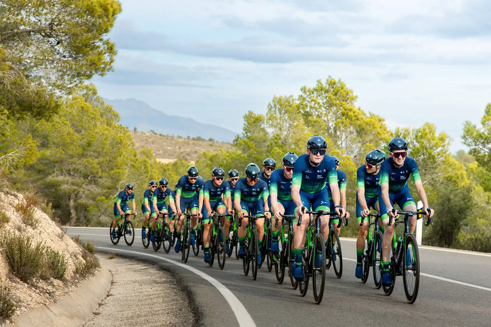 Cyklisté týmu Team Novo Nordisk během tréninkové jízdy na silnici. Tým složený z jezdců s diabetem 1. typu se představí na Czech Tour 2026.